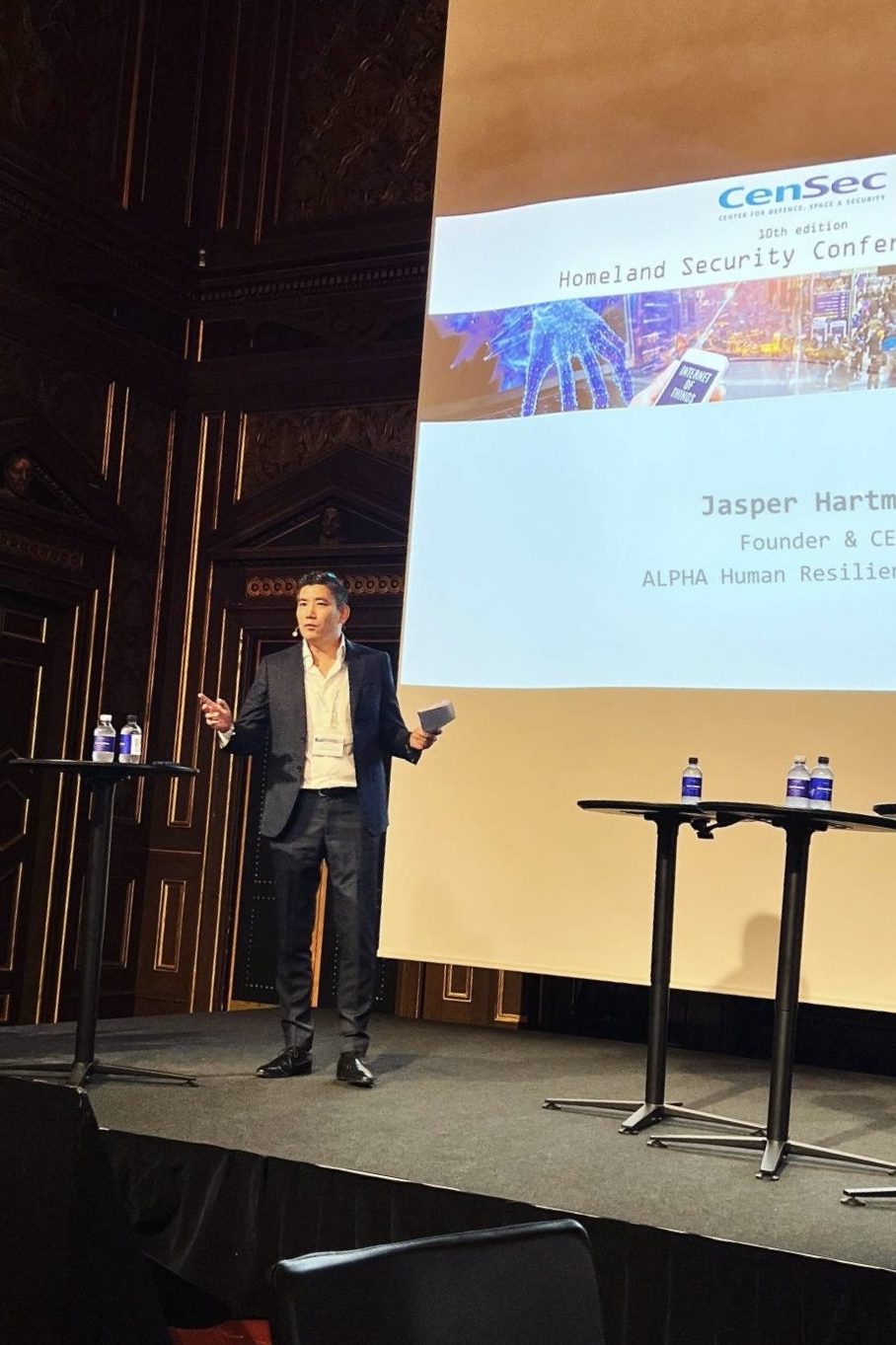 Jasper Hartmann kalba Homeland Security Conference scenoje